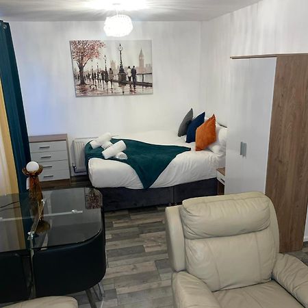 Private Room In London Enfield With Parking Buitenkant foto