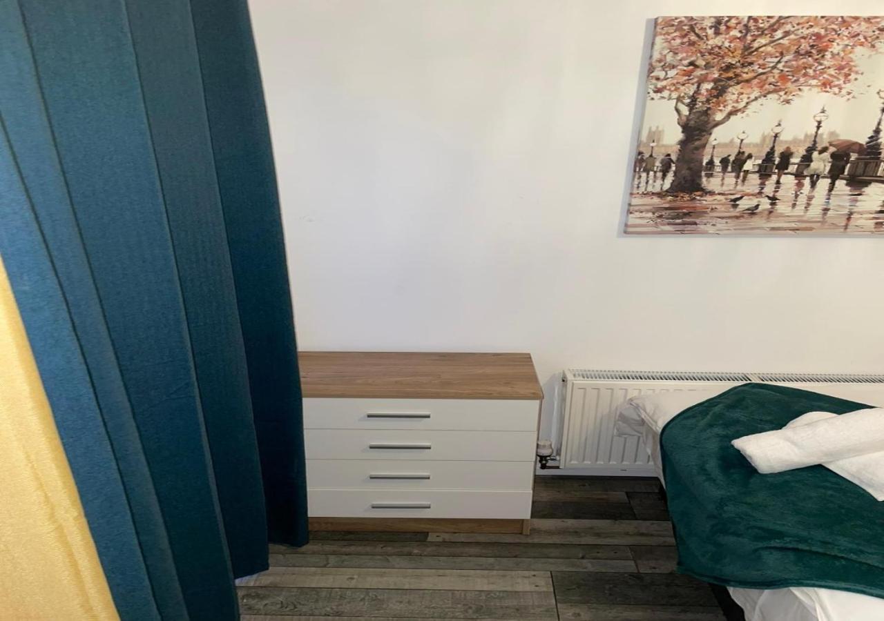 Private Room In London Enfield With Parking Buitenkant foto